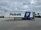 une photo d'une semi-remorque garée sur un parking