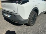 l'arrière d'un SUV blanc garé sur un parking