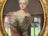un tableau représentant une femme en robe blanche, dans un cadre doré