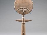 une image représentant une sculpture d'une femme portant un chapeau sur la tête