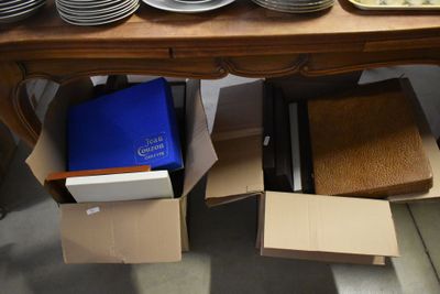 une table sur laquelle se trouvent beaucoup d'assiettes et de bols