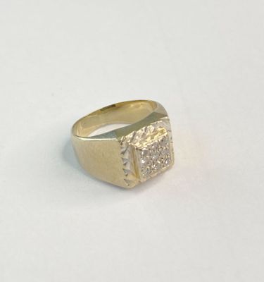 Gros plan sur une bague en or ornée d'un diamant