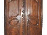 une photo d'une armoire en bois dont les portes sont ornées de sculptures