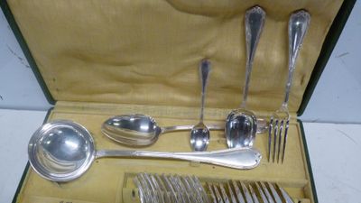 un service d'argenterie dans un coffret comprenant des cuillères, des fourchettes, des cuillères et des cuillères à soupe
