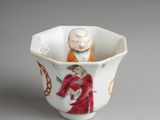 une petite tasse contenant une figurine