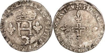 une pièce d'argent surmontée d'une couronne