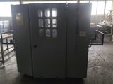 une machine placée au milieu d'une pièce