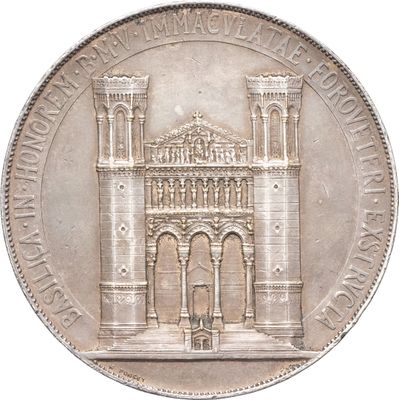 une vieille pièce d'argent sur laquelle figure l'image d'un bâtiment