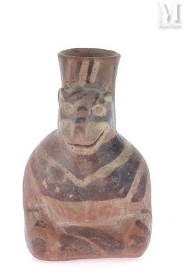 un petit vase orné d'un visage, posé sur un fond blanc