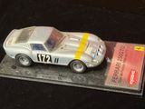 une maquette en argent d'une voiture de course exposée