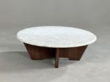table basse avec plateau en marbre et pieds en noyer