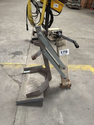a picture of a machine that is sitting in a warehouse