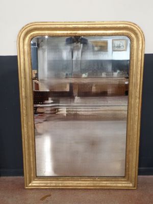 un miroir posé sur le sol d'une pièce