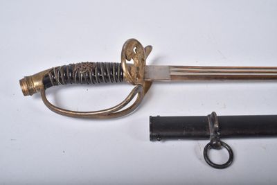 une épée avec une poignée et une clé posées sur une table
