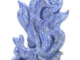 sculpture en céramique bleue et blanche représentant un chat et un poisson
