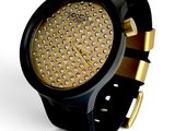 une montre noire et dorée, sertie de nombreux diamants