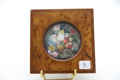 une photo d'une photo représentant des fleurs dans un vase posé sur un support