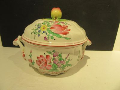 une pomme posée sur un saladier, sur une table