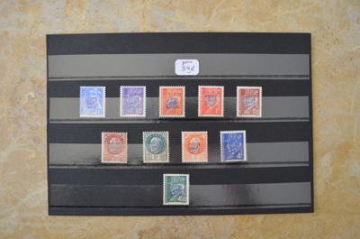 une photo d'une photo d'une collection de timbres exposée