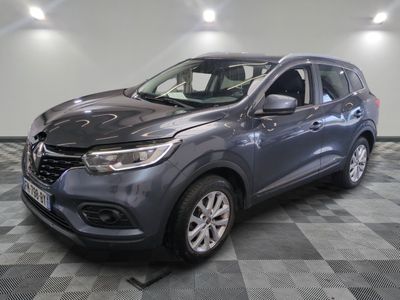 un renault kad suv gris garé sur un sol en damier