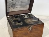 une vieille boîte en bois posée sur une table, contenant deux microscopes