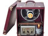 une valise contenant une radio, sur fond blanc