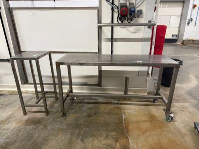 deux tables et un banc dans une pièce