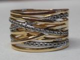 une photo en gros plan d'une bague en or et en argent