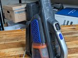 un aspirateur posé sur une table en bois