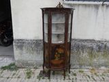 une armoire d'angle ornée d'un tableau, devant un immeuble