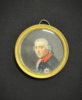 portrait d'un homme en uniforme militaire, dans un cadre doré, sur fond noir