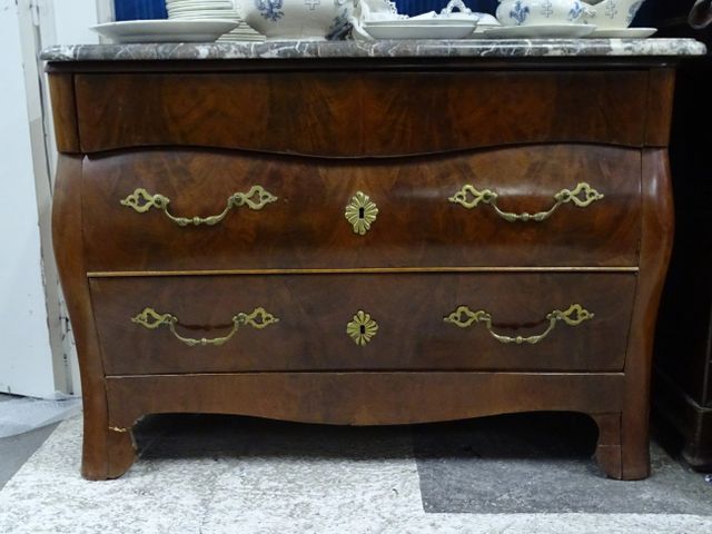 Commode façade mouvementée en acajou et placage d’acajou ouvrant ...