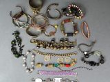 beaucoup de bijoux posés sur la table