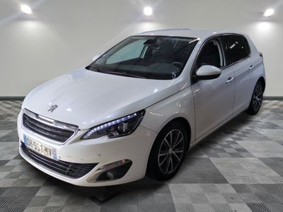 la voiture blanche est garée sur un sol en damier dans le garage