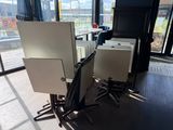 deux bureaux placés devant une fenêtre