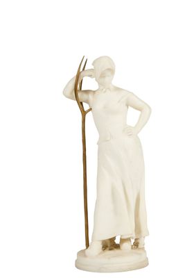 statue d'une femme tenant une faux, debout sur un socle