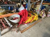 un gros tas d'outils et de matériel dans un garage