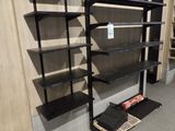une étagère qui contient beaucoup d'étagères