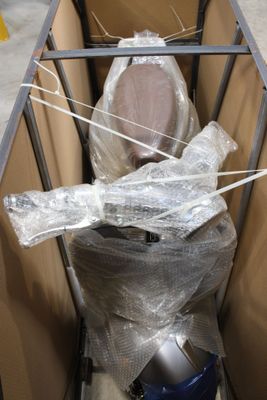 une boîte contenant des toilettes et emballée dans du plastique