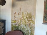 une chaise rouge dans une pièce où se trouve un tableau accroché au mur