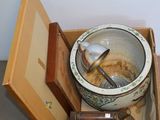 une boîte contenant un bol et une cuillère