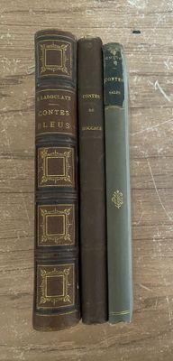 trois livres posés sur une table en bois les uns à côté des autres