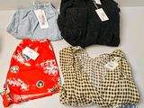 trois paires de chemises et un sac posés sur une table