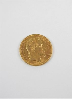 gros plan d'une pièce d'or sur une surface blanche