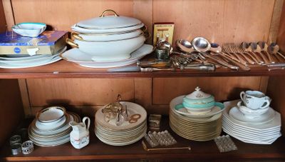 de nombreuses assiettes et bols posés sur une étagère dans un placard