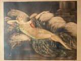 une vieille photo représentant une femme allongée sur un canapé dans une pièce