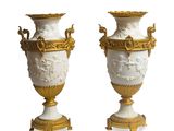 une paire de vases anciens blancs et dorés sur socles, sur fond blanc