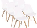 six chaises de salle à manger blanches avec des pieds en bois et une assise blanche