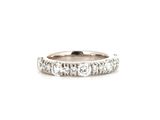 gros plan d'une bague en diamant sur fond blanc