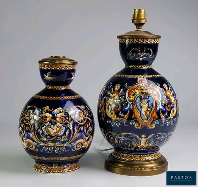 une paire de vases bleus ornés de motifs dorés et bleus